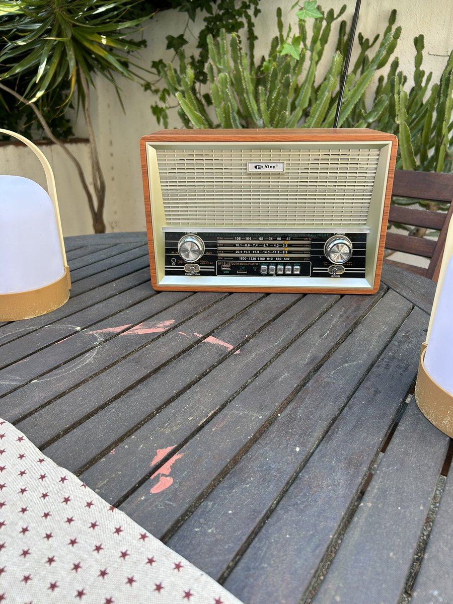 23h torna la llum al barri de Vallcarca (Gràcia- Barcelona).
Avui ens ha fet molta companyia aquesta amiga. Com diria en Basté “la ràdio, sempre la ràdio”
<a href="/jordibaste/">Jordi Basté</a>