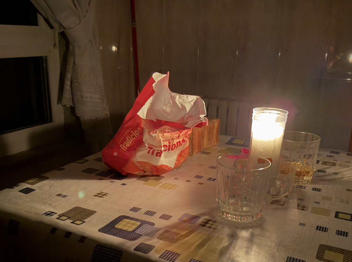 Galicia, ás dez da noite, á luz das velas 

Á mesma hora, en Madrid, teñen restablecido o fornecemento eléctrico 

Galicia produce a electricidade que consumen en Madrid, pero a realidade é a que contei: 

“Os galegos non protestamos, emigramos” (Castelao)