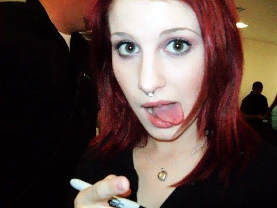 riotgrrrlls's tweet image. -‘๑’- #promotwt

★ - hailey, she/her
★ - basic dni
         &amp;gt;ᴗ&amp;lt;
      皿 卌 击̸
#paramoretwt #mcrtwt #5sostwt   ♡ or ⟳ to be moots!!