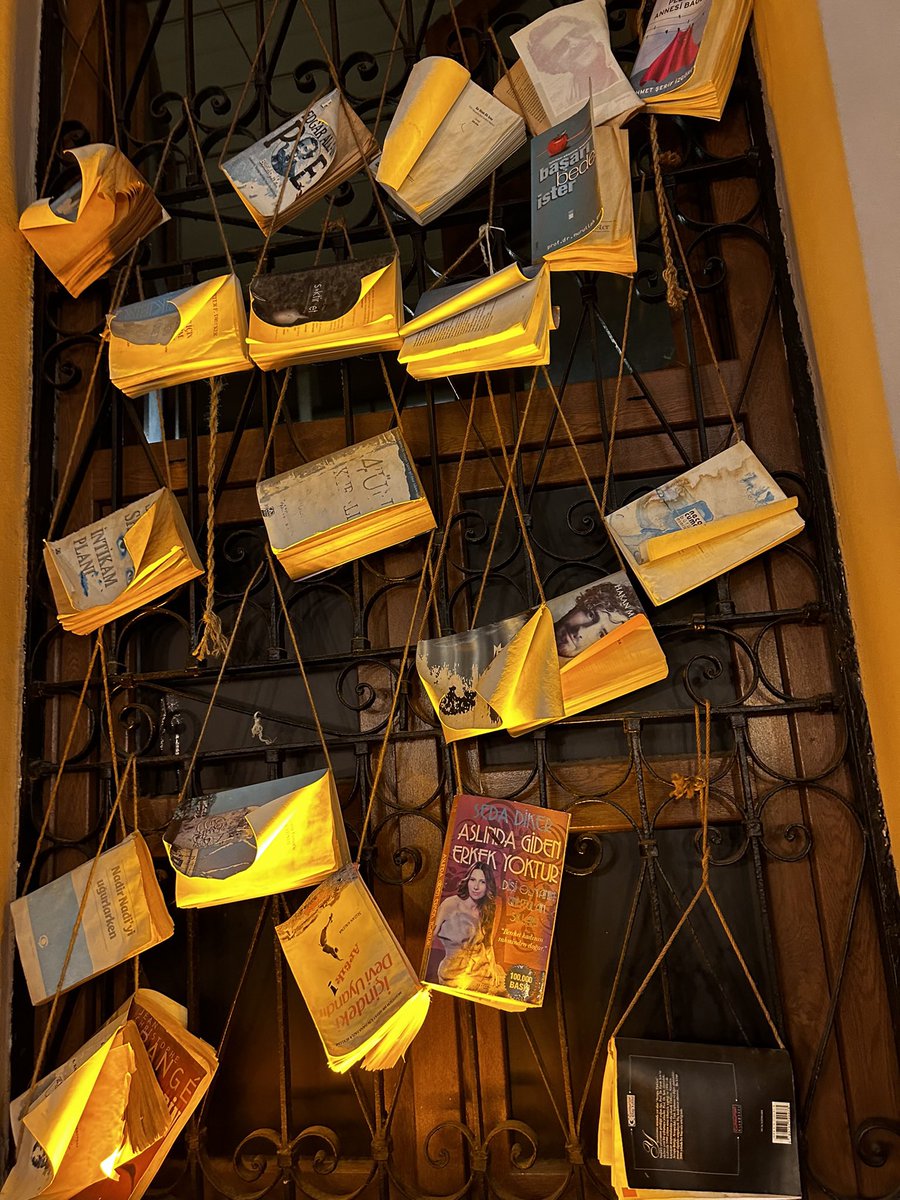 Seni bilmem, ama ben maddelerin ötesinde insanları birbirine yaklaştıran manevi bir hisse inanıyorum. Düşün, şu dünyada sevme ve birbiri için atan kalpler olmasa yaşamanın bir anlamı kalır mı?