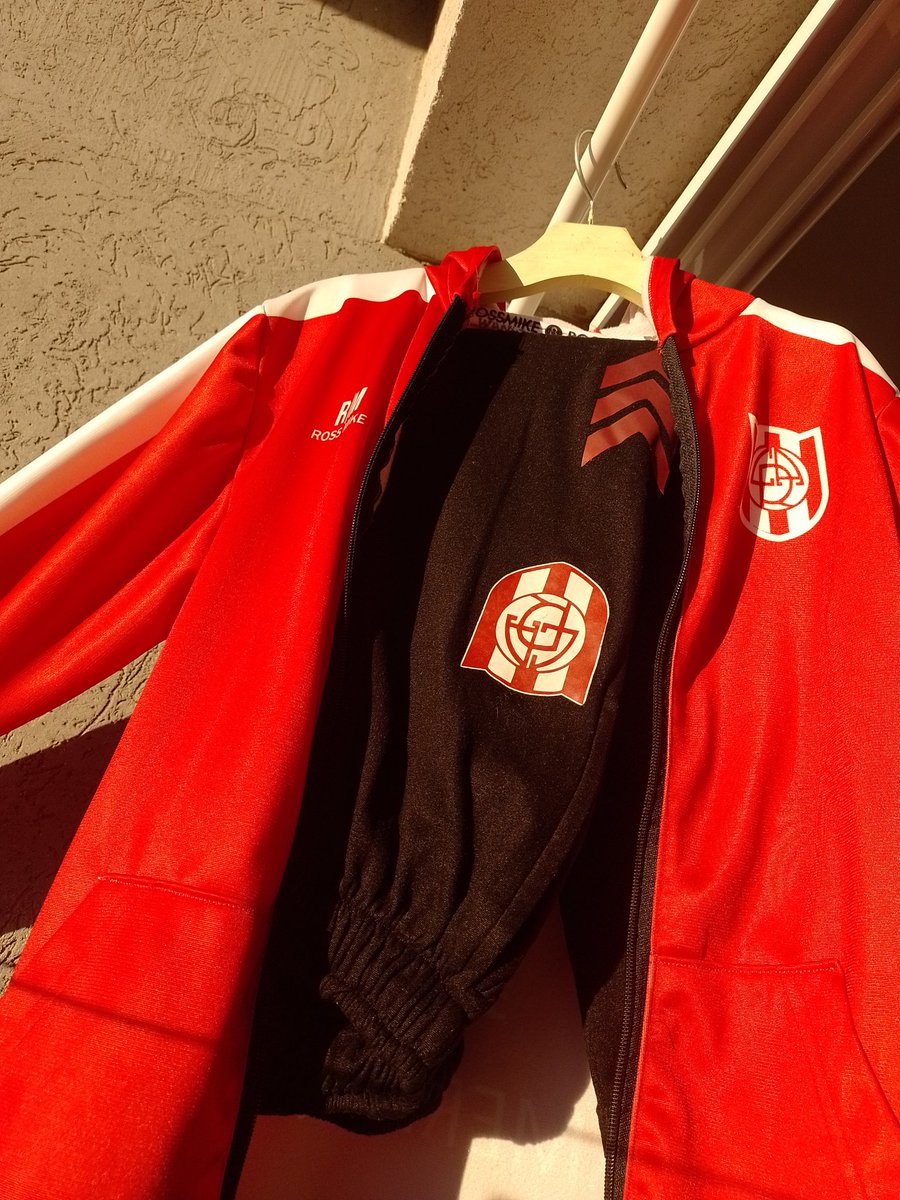jas_wanio's tweet photo. VENDO dos conjuntos de Atlético (campera y pantalón), ambos talle 8 de niño. Impecables.
$10mil cada uno. No guardo! https://t.co/9irYDNAeOA
