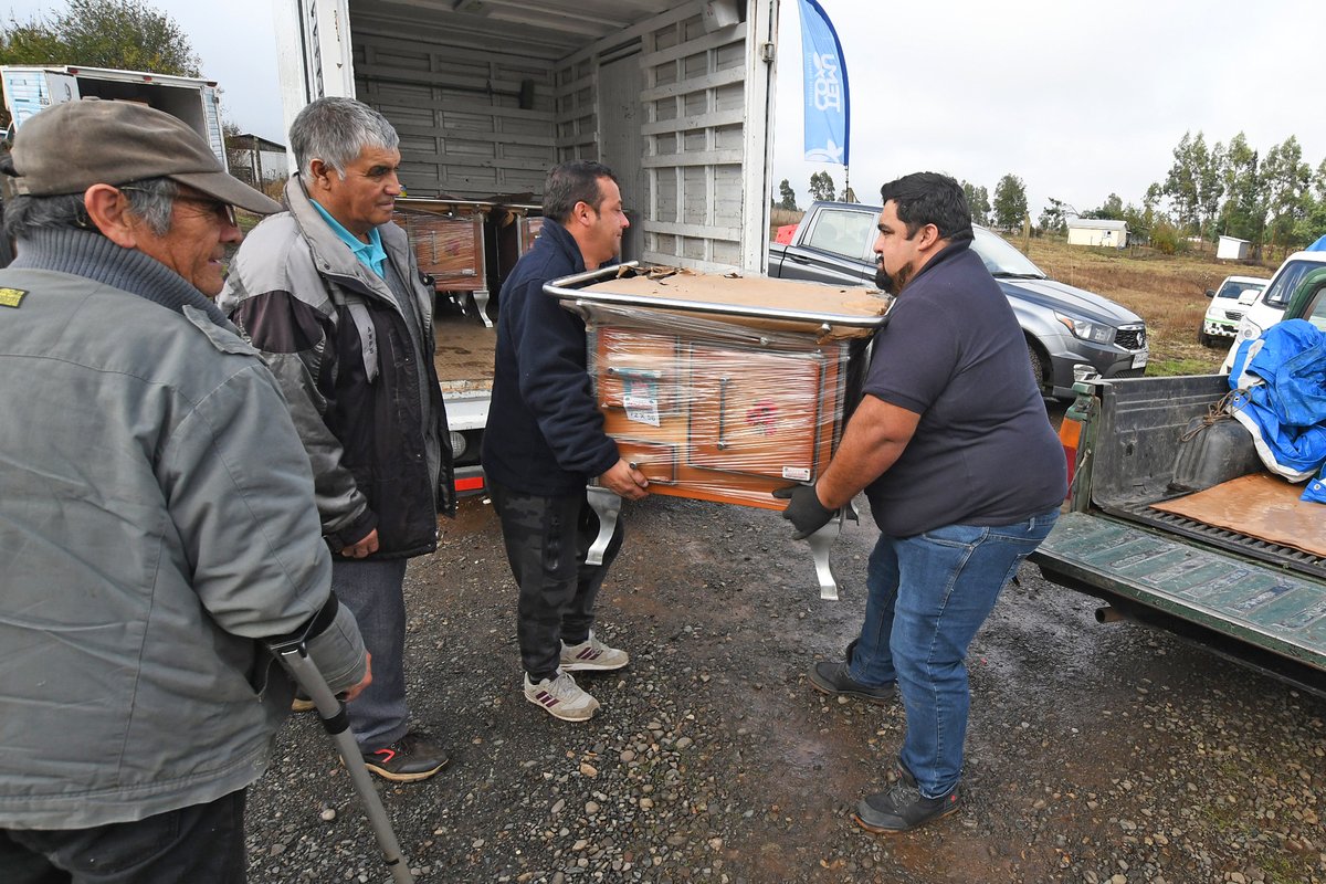 municipiotemuco's tweet photo. Este invierno, familias del sector rural de la comuna de Temuco podrán tener un invierno diferente, gracias a la ayuda del municipio. De esta manera, se preserva una tradición muy propia del campo: cocinar y calefaccionarse en un mismo punto de encuentro familiar. https://t.co/1tYfI9JJC0