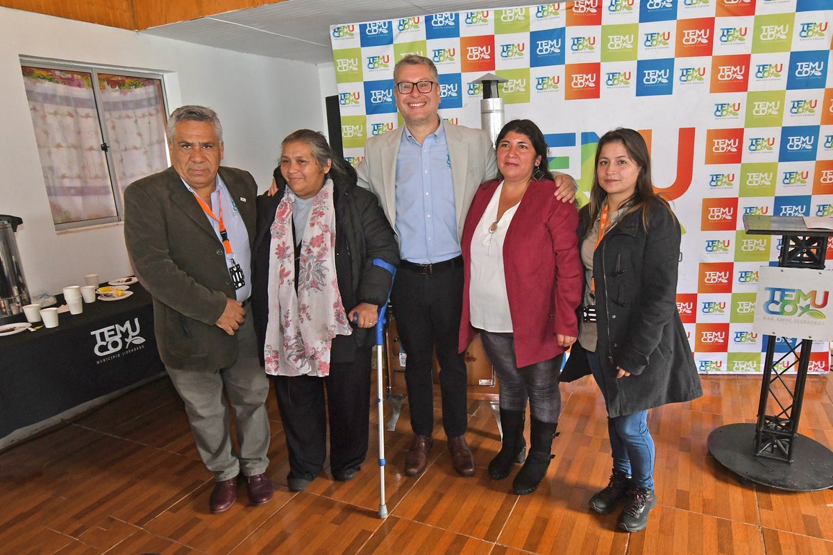 municipiotemuco's tweet photo. Este invierno, familias del sector rural de la comuna de Temuco podrán tener un invierno diferente, gracias a la ayuda del municipio. De esta manera, se preserva una tradición muy propia del campo: cocinar y calefaccionarse en un mismo punto de encuentro familiar. https://t.co/1tYfI9JJC0