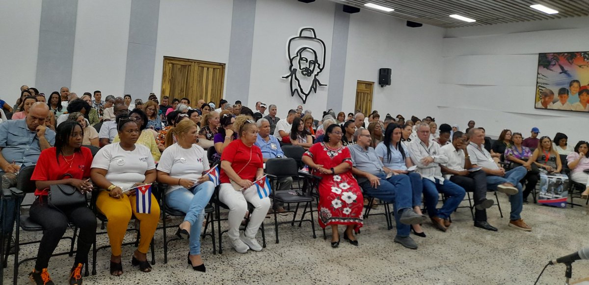 MINSAPCuba's tweet photo. 🇨🇺 En el encuentro, que sesiona en la sede del @MINSAPCuba, directivos del sector abordan acciones de aseguramiento para garantizar la atención médica a nuestro pueblo y la protección a las  instituciones. 
⚕ Los salubristas cubanos: #PorCubaJuntosCreamos

#1Mayo https://t.co/QeVKMarcxb