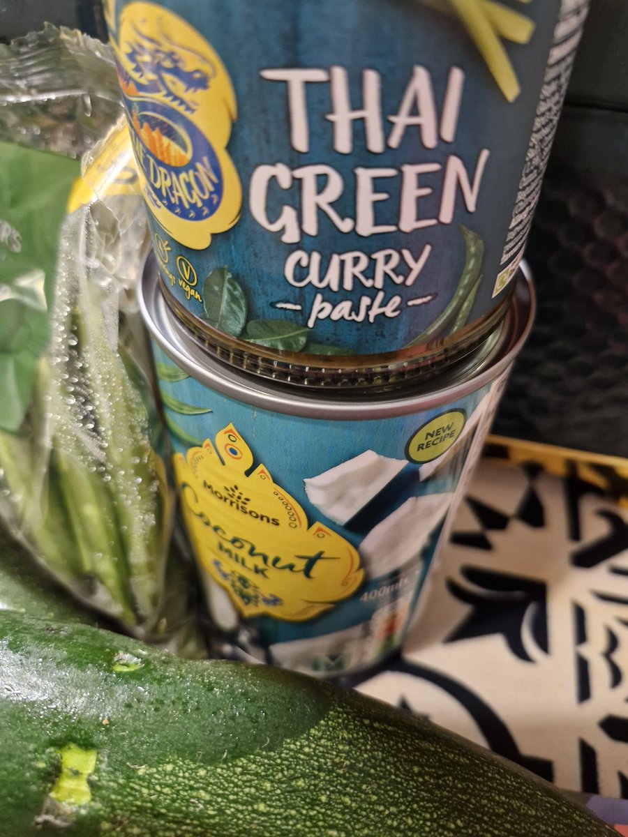 Manda1603's tweet image. Worked to 7pm then  #batch cooking so a 9pm dinnertime 😋 worth it but weekend much easier 🤔 #GreenThaiCurry