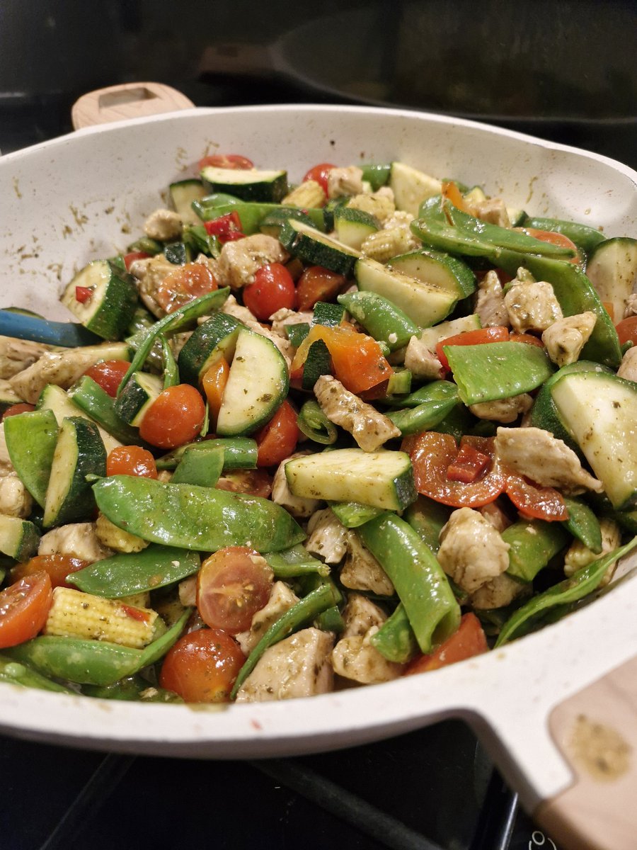 Manda1603's tweet image. Worked to 7pm then  #batch cooking so a 9pm dinnertime 😋 worth it but weekend much easier 🤔 #GreenThaiCurry