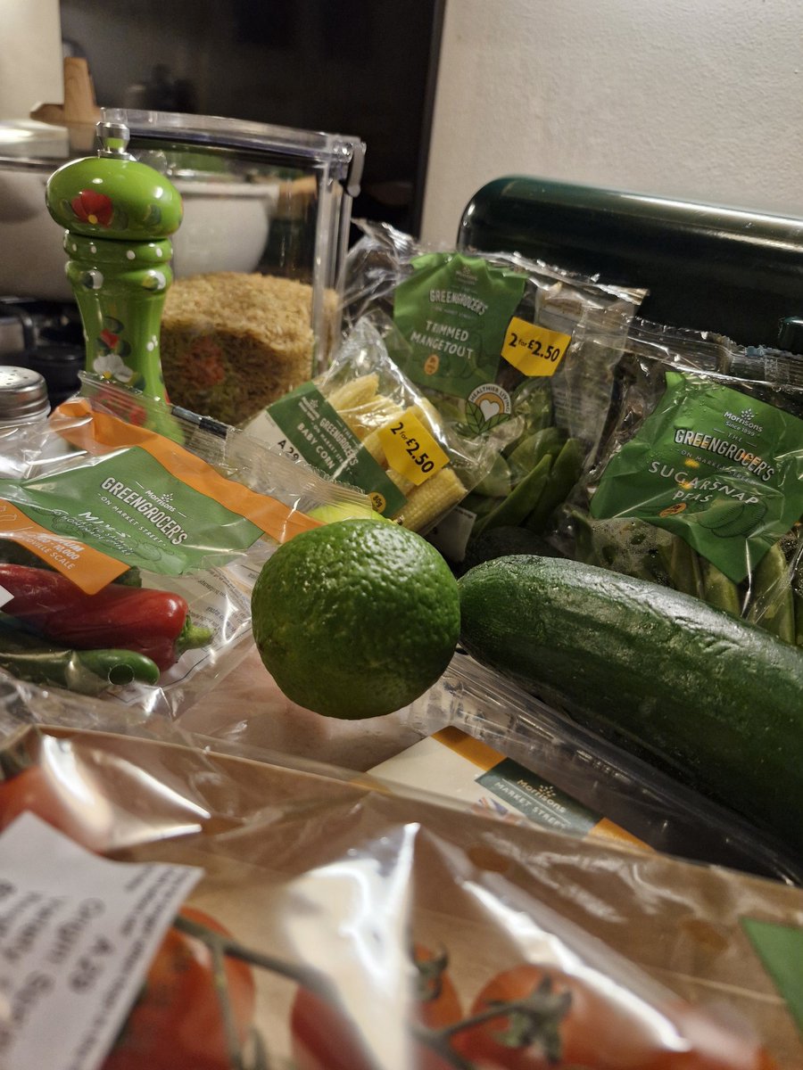 Manda1603's tweet image. Worked to 7pm then  #batch cooking so a 9pm dinnertime 😋 worth it but weekend much easier 🤔 #GreenThaiCurry