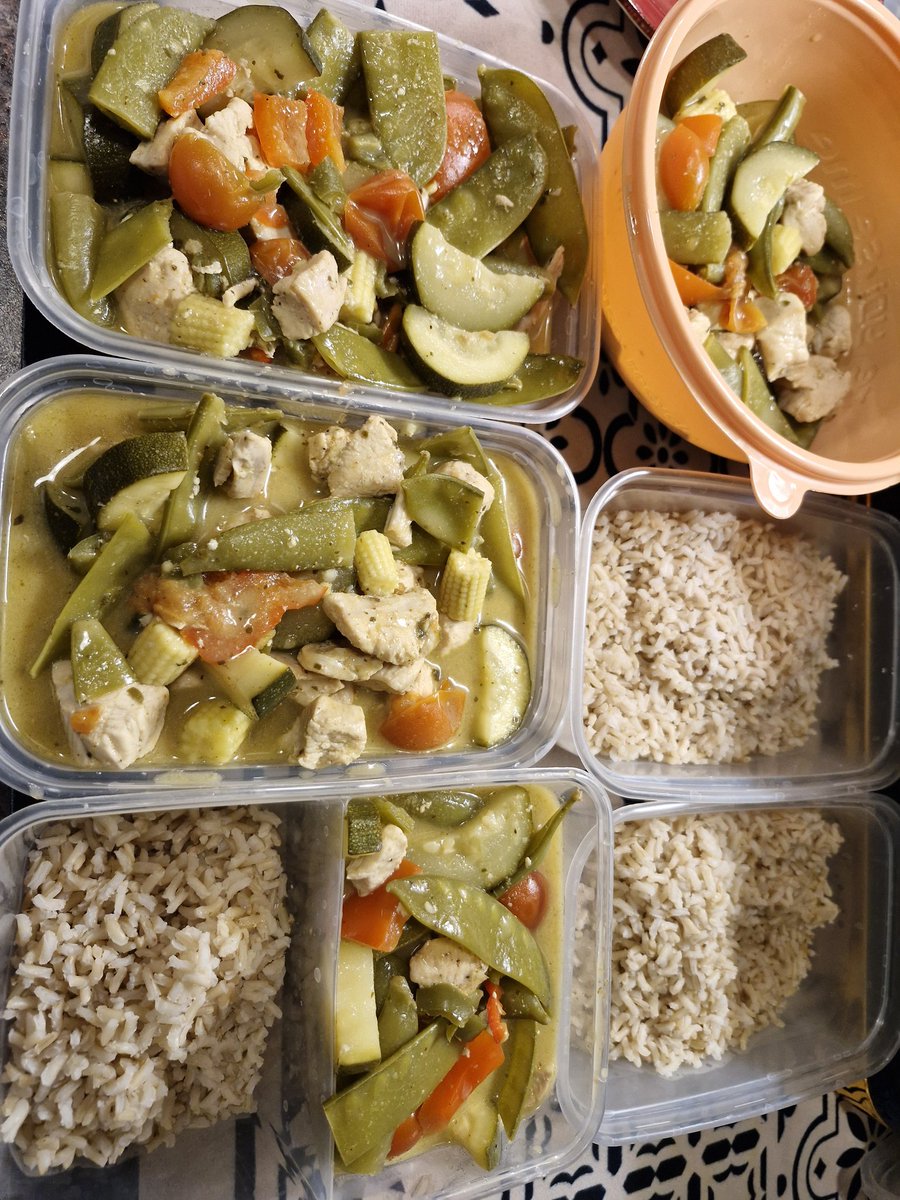 Manda1603's tweet image. Worked to 7pm then  #batch cooking so a 9pm dinnertime 😋 worth it but weekend much easier 🤔 #GreenThaiCurry