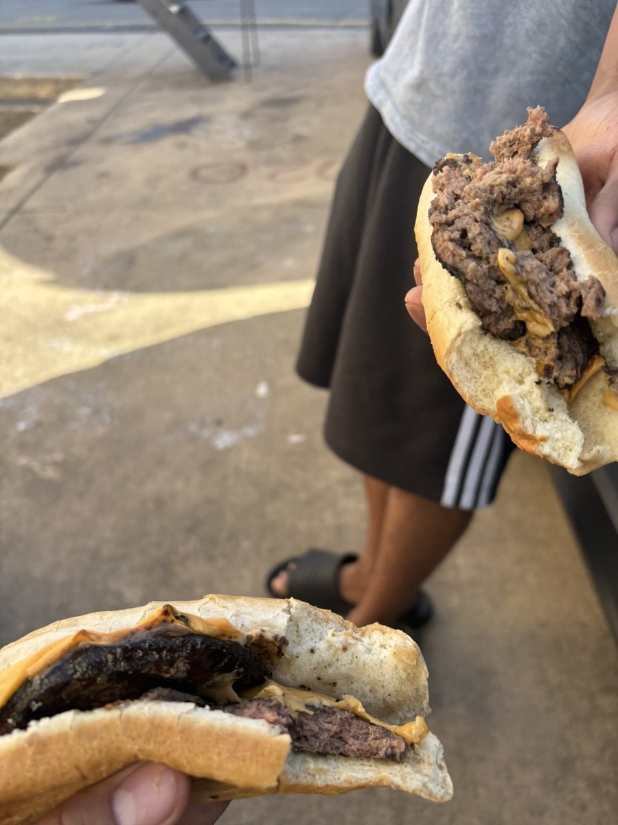 UncleJun1969's tweet photo. Burger in a dog called it βburger dawg.β #greasefire #gavinnewsome #knicksin5 https://t.co/yJ96ukb6A4