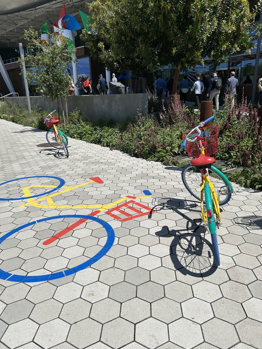 AASAHQ's tweet image. We took a tour of @Google’s legendary campus! Innovation was in the air at Mountain View. 🤖

 #AASA #InnovationForTransformation