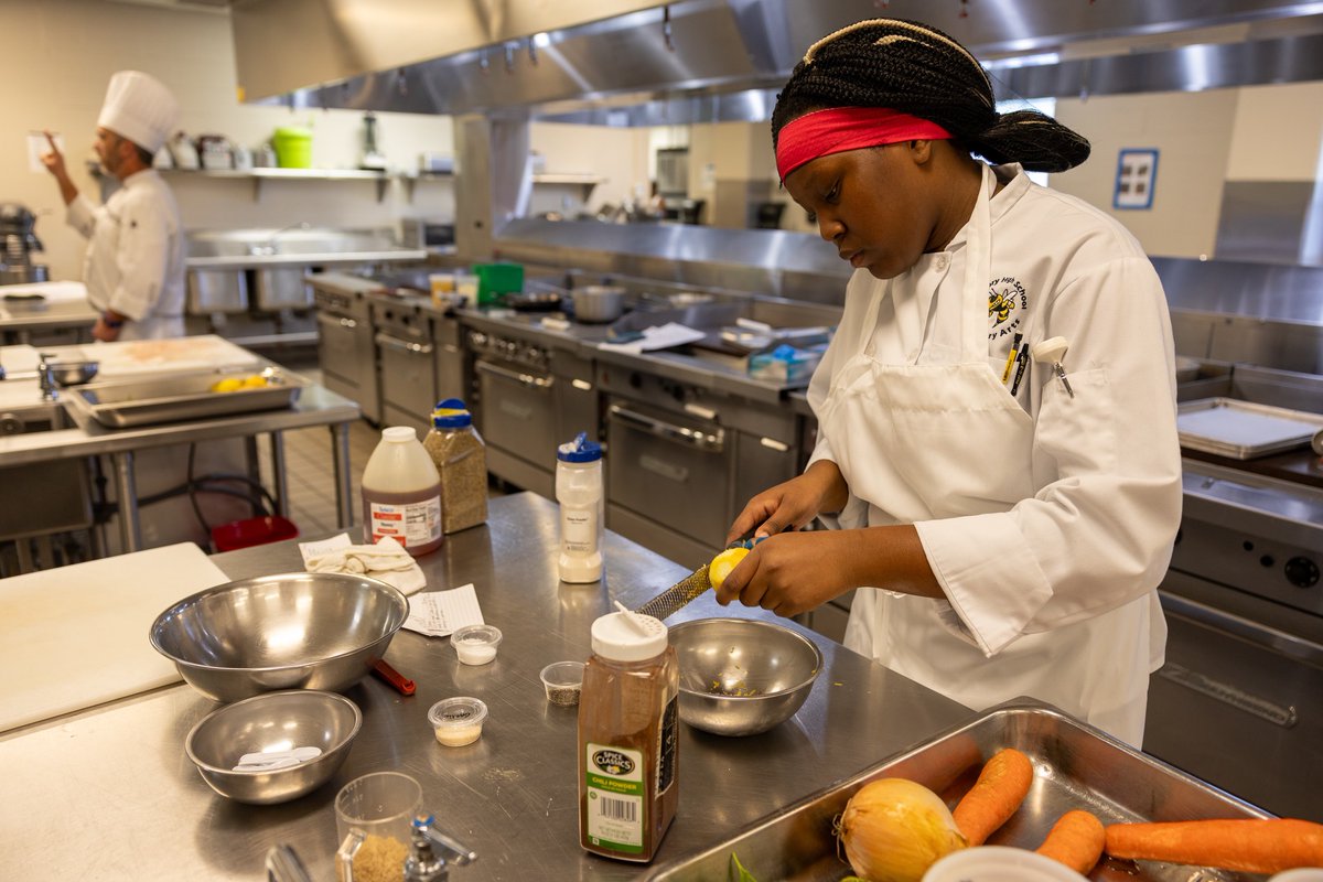 JEFCOED's tweet image. Hats off to McAdory High senior Keyana Lewis-Sayles for winning the annual &quot;For the Love of Cooking&quot; competition at Jefferson State .👩🏾‍🍳🍛 Her win earns her a full ride scholarship!!
Wondering what she cooked up for the judges? Spicy honey chicken!🌶️🍗 @JEFCOCareerTech