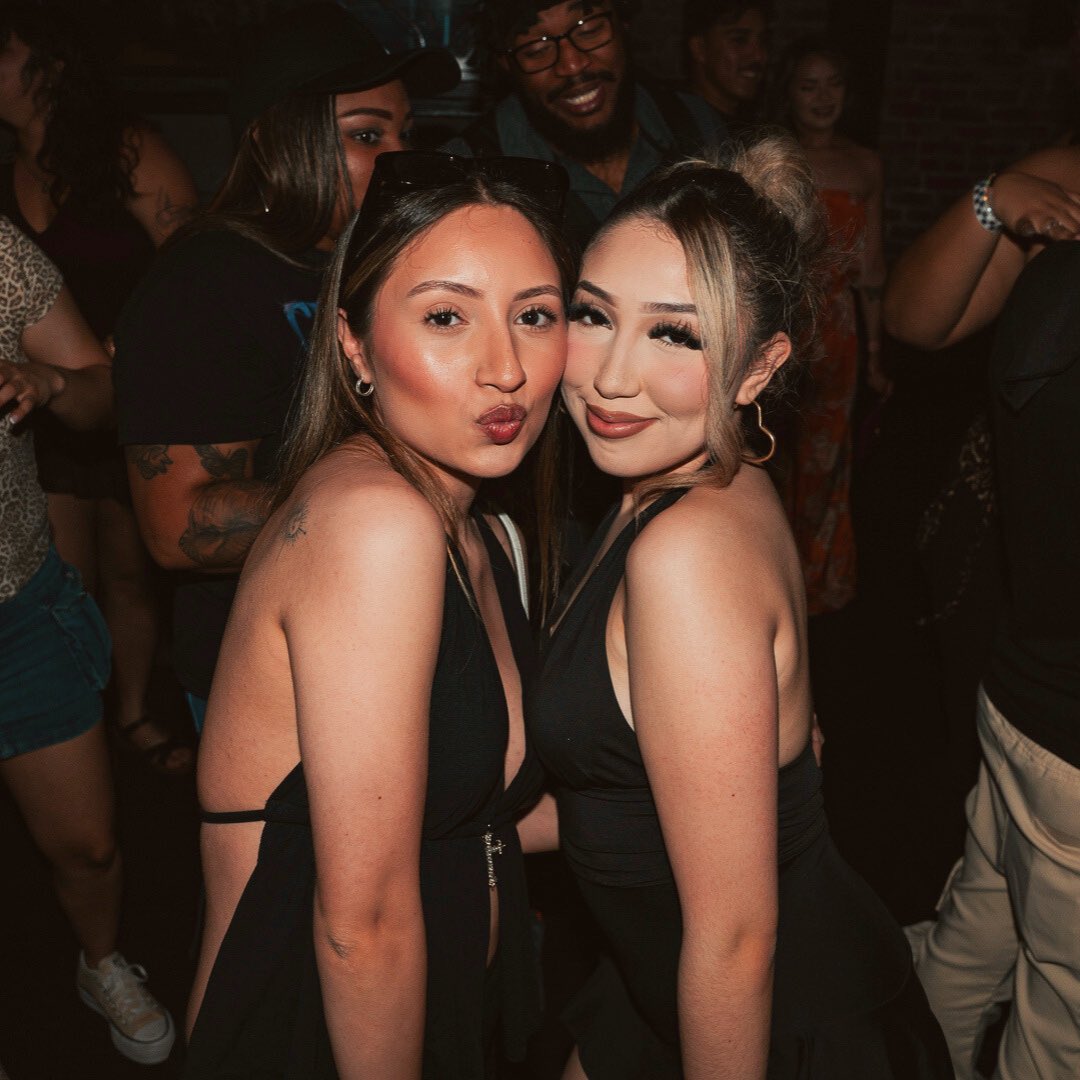 PauzPresents's tweet photo. HOUSTON, ARE YOU READY?! Kick off Cinco de Mayo weekend with Reggaeton Sin Parar @NOTOHouston! Dance to all your favorite hits from artists like Bad Bunny, J Balvin, Karol G, and MORE! Tickets are selling fast — Grab yours now! Click the link in our bio 💫 https://t.co/Jy04hm38fj