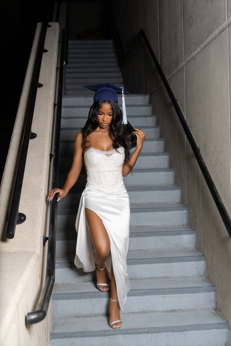 briEasyyy's tweet photo. guess who graduated today ?🥂 https://t.co/yjBf69p1QV