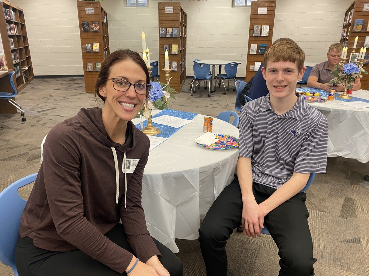 CareerKsd's tweet photo. A big THANK YOU to our Kearney Internship hosts! We’re so grateful for your partnership &amp; for joining us at today’s @BulldogsKHS  luncheon. Here’s to an amazing year! #PaisleyPaws #TripleTTire #CompletePT @KearneyMOEdu @sv_principal https://t.co/9x2VFg1HCy