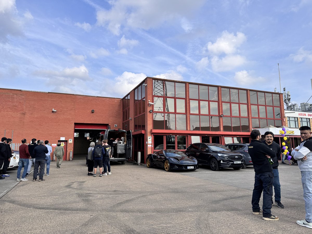 powerflexbushes's tweet photo. An HQ is only as good as the team within it, so it was great to dress our new building and invite the team over for a look! More pics and videos to come. 

💜💛🔧🛞

#powerflexbushes #powerflex #nextchapter https://t.co/GVuR7WXWjC