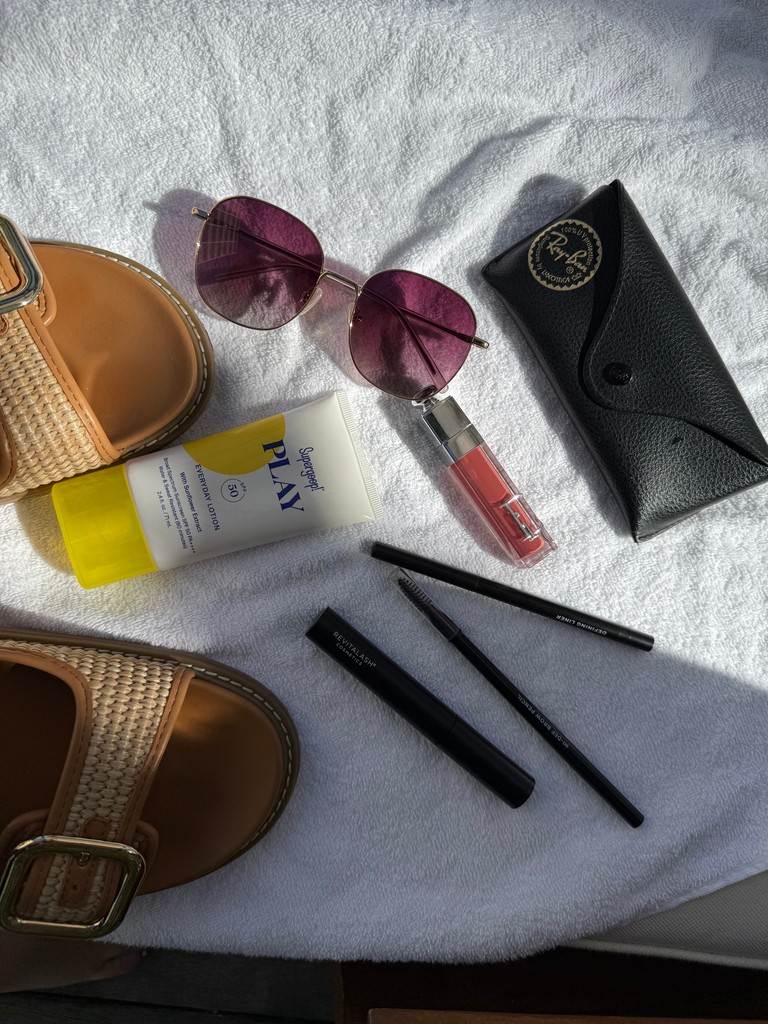 Sunshine state of mind here at RevitaLash Cosmetics 

l8r.it/gcIq