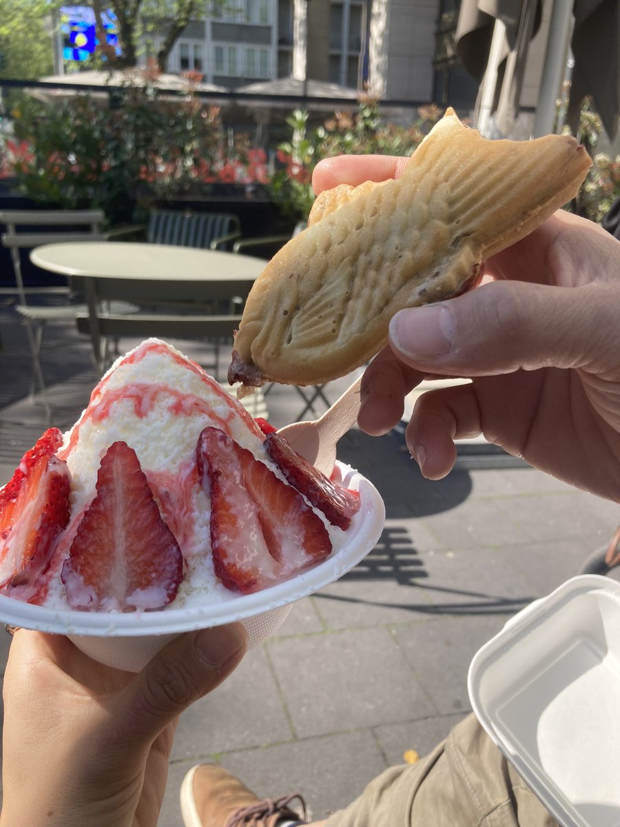 Hi_pon009's tweet photo. デュッセルドルフにプチ旅行に行ってきました！！
そば庵さんで蕎麦食べて、たい焼きソフトにかき氷☀️✨✨
お寿司と天ぷらとラーメンも食べたけど写真撮ってないや。
日本食ツアーでした🙏❤️ https://t.co/GEPGaGsVxY