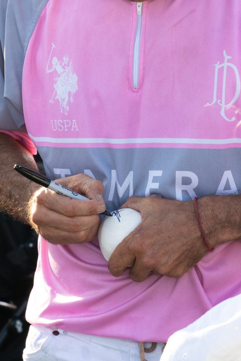 PoloAssociation's tweet photo. Proof that Adolfo Cambiaso’s signature moves are not just on the field! ✍️

#GauntletOfPolo #USOpenPolo #AdolfoCambiaso #Cambiaso #HighGoal #USPAPoloPlayer https://t.co/zMmecBXK6f
