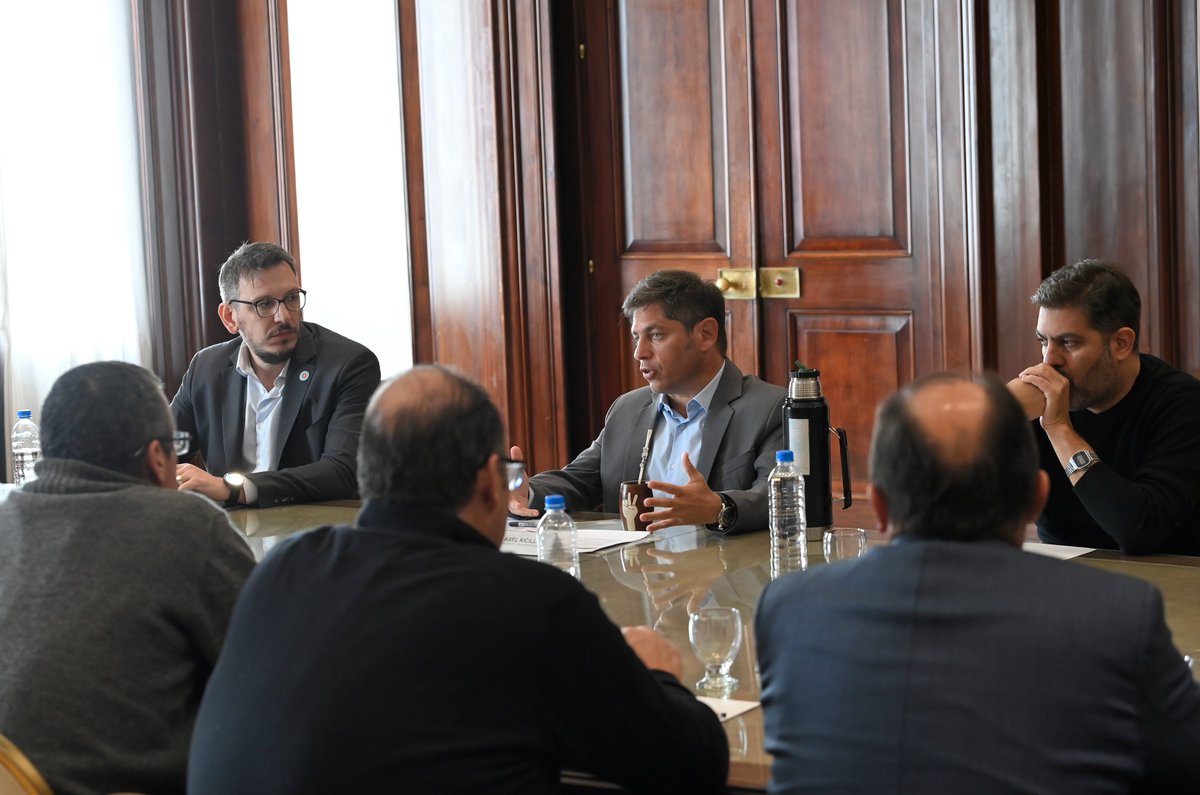 Firmamos nuevos contratos de <a href="/PciaLeasing/">Provincia Leasing</a> para que los municipios de Adolfo Gonzales Chaves, Arrecifes, Mar Chiquita, San Vicente, Saladillo, Coronel Rosales, Tordillo y Rauch cuenten con el apoyo de nuestra banca pública para adquirir bienes de capital.