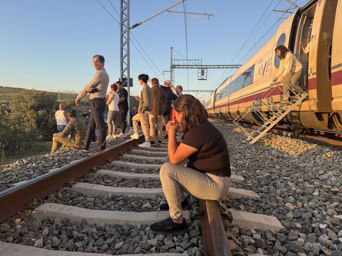 10 hores atrapats i incomunicats a l'AVE. Encara entre Saragossa i Calatayud a l'espera que ens remolquin fins a la capital aragonesa per passar la nit. #apagadaCatràdio