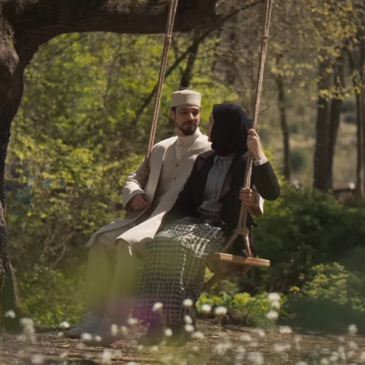 Bu dizi hiçbir zaman cünzey üzerinden çocuk gelin mesajı vermeye çalışmadı. Karakter tanıtımında cüneydin zeyneple kaderinin kesişeceği belirtiliyordu talihsiz bir şekilde karşılaşmış olsalar da birbirine saf sevgi besleyen iki dindar gencin hikayesiydi ve kavuşmalarıyla sonlandı