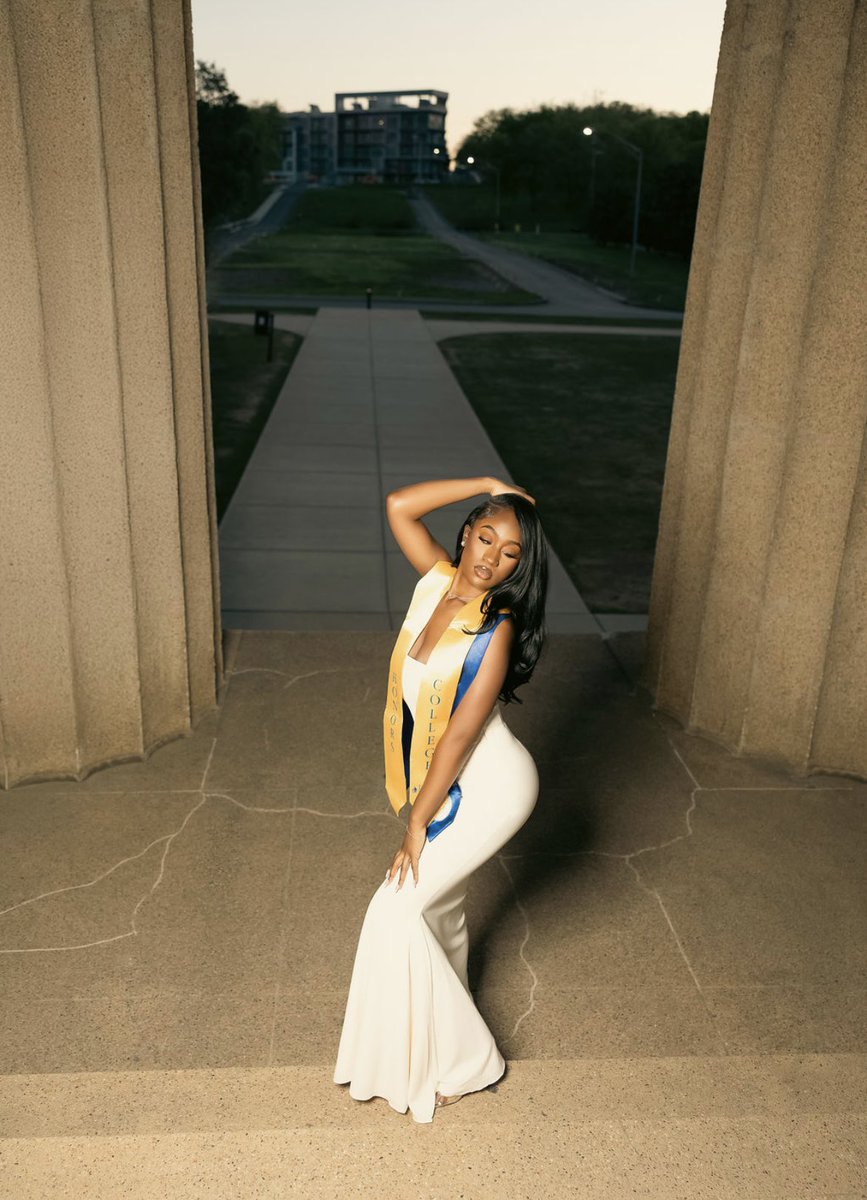 indyaaa1's tweet image. #May3rd🎓