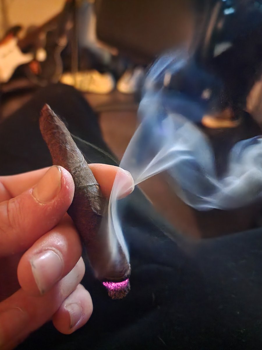Shag_Mike420's tweet photo. @ZenSquirtle @ChazStorm1 @RealKhalilU Sparked a wood for the celebrations 🔥🔥
#HashBurger ⛽️ https://t.co/FvBS7jybX1