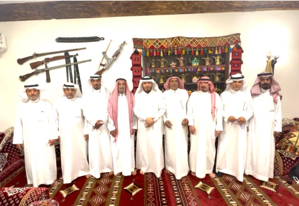 في ضيافة (أبو نايف)..

اليوم الأثنين 30 شوال 1446 هـ مدينة جدة..

كنا في ضيافة الشاعر / موسى الجدعاني (أبو نايف)..

سعدنا بلقاء عدد من الأصدقاء - من الشعراء ، والرواة..

ستجدون اللقاء - بمشيئة الله - على قناتنا في الـ YouTube باقات شعبية..

د. حسن الدوسي..