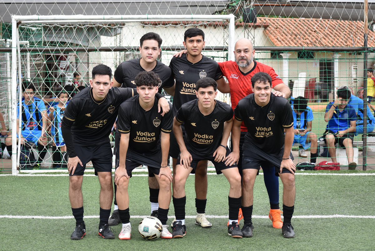 Gran victoria, después de estar 0-2 abajo a ganar 4-2 y seguir punteros. Paso a Paso vamos vodka 💛🖤