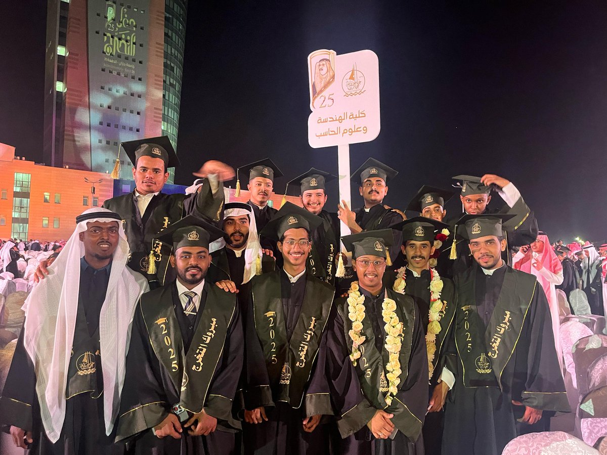 بفضلٍ من الله وعطائه، وتحت ظلال توفيقه ورعايته، أينعت ثمرةُ جهدي، وتوشّح حلمي بثوب الواقع، فتخرجتُ من جامعة جازان، تخصص تقنية معلومات، حامدًا لله وشاكرًا لكل نبضٍ سعى معي
#جامعة_جازان
#حفل_تخريج_الدفعة_20