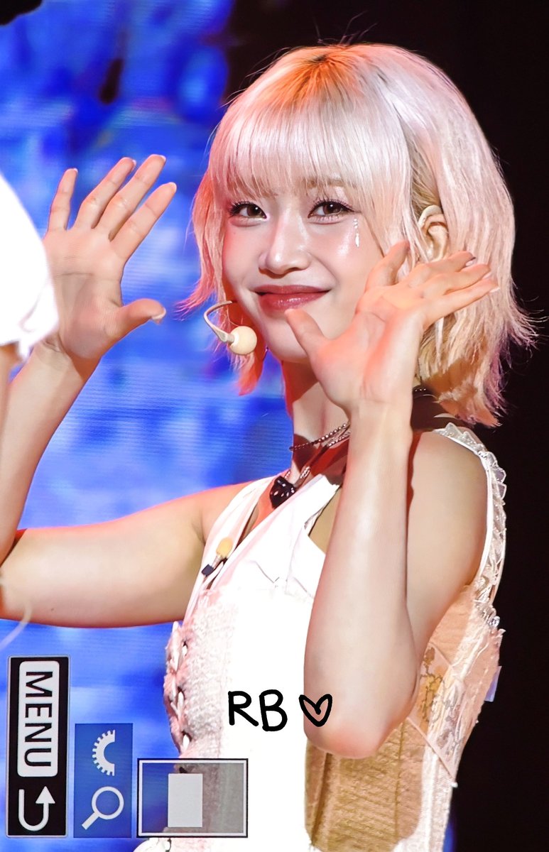 어제진짜너무예뻐서심장이너무뛰엇어....
너무너무공주님이야ㅏㅠㅠㅠㅠㅠ