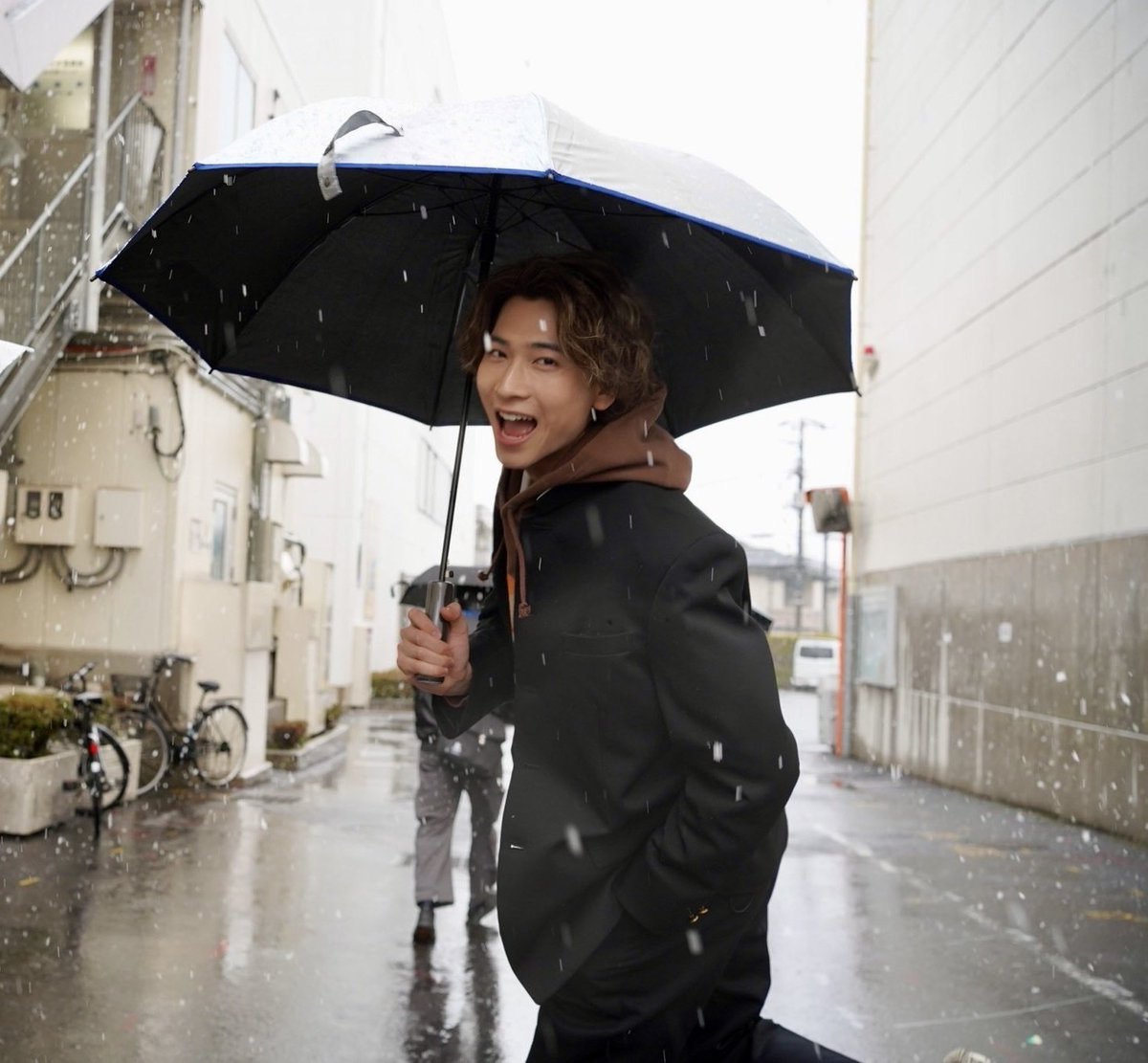❝ เช้านี้ฝนตก ระวังจะเป็นหวัดกันด้วย ❞

❝ จะไปไหนอย่าลืมพกร่มออกจากบ้าน และรักษาสุขภาพตัวเองด้วย ❞