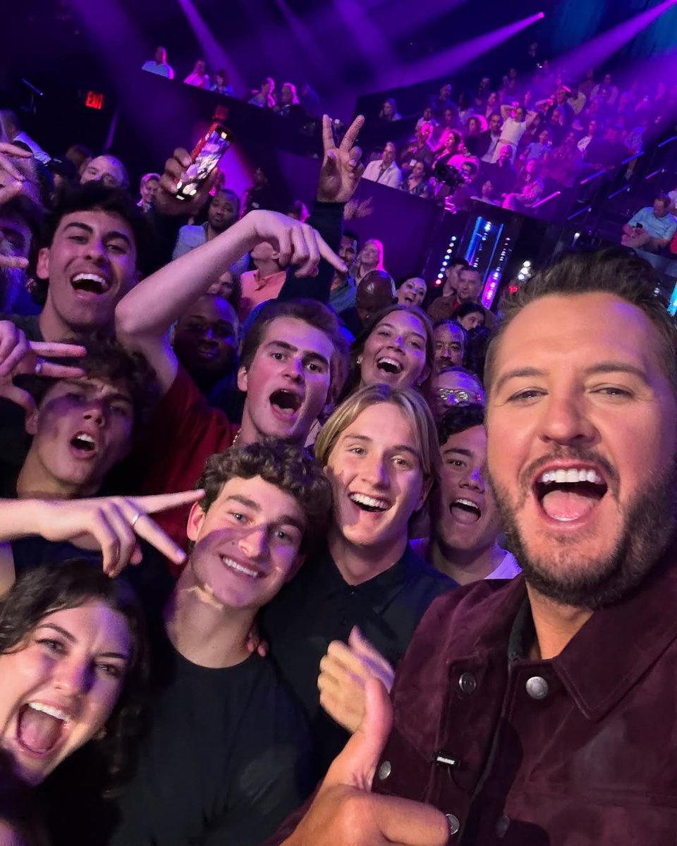 lukebryan With the loudest fans I've ever heard at #idol