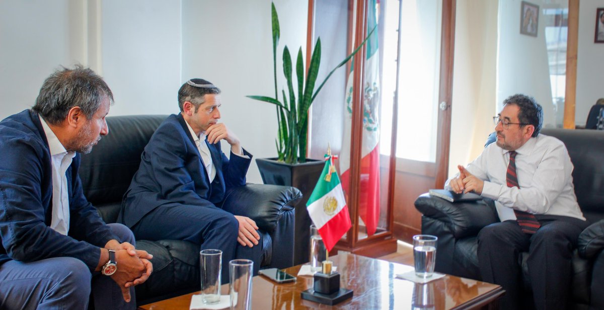 Recibí en mi oficina a Sam Vecht, del equipo de <a href="/BlackRock/">BlackRock</a>, una de las mayores gestoras de activos a nivel mundial, para conversar sobre las grandes oportunidades que ofrece la #CiudadDeMéxico como un espacio estratégico para el desarrollo económico en el país y en Latinoamérica.