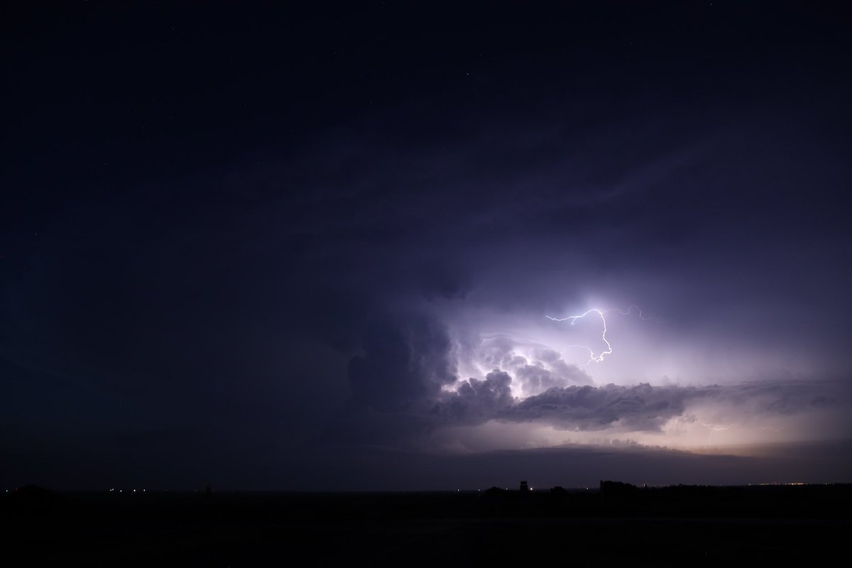 AndrewM1125's tweet photo. Few shots of the supercells in OK 

#okwx #txwx https://t.co/MvkdRtEolh