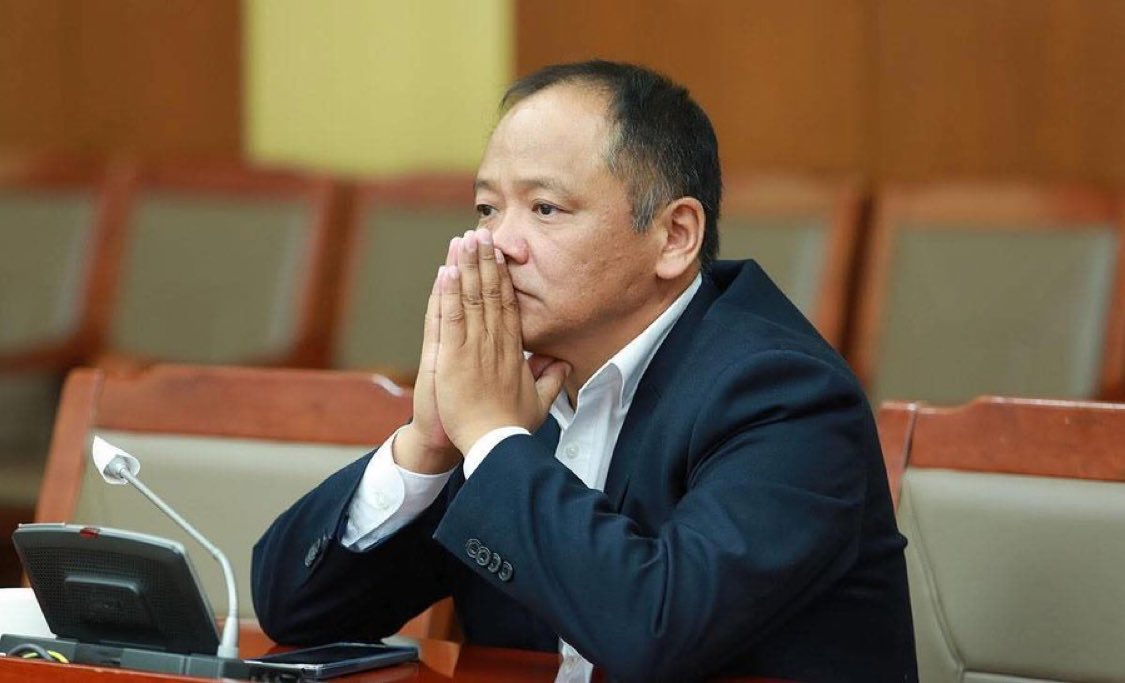 Хуульч Г.ЭРДЭНЭБАТ: Улстөрчид иргэдийн тархийг ингэж угаадаг

Манай ажлын газрынхан нэгнийхээ төрсөн өдрөөр мөнгө цуглуулж байна аа. Байгууллага бүрт мөнгө цуглуулдаг нэг эмэгтэй байдаг даа. Тэр хүүхэн маань ирээд “Эрка ах аа, мөнгөө нийлүүлж байна“ гэхээр нь “Хүмүүс хэдийг өгч