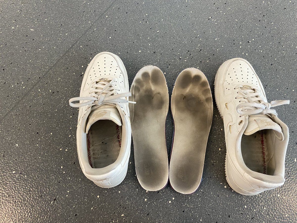 ee9006699268689's tweet photo. 現在把鞋子脫下來感覺都臭臭的 https://t.co/bsFNCoDv7l