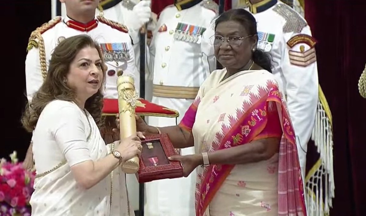 #PadmaAwards2025: Singer Pankaj Udhas  was posthumously honoured with the Padma Bhushan Award for his contributions to the field of art and music, with his family accepting the award on his behalf🎶

#PadmaAwards #PankajUdhas #Trending #Awards #Music