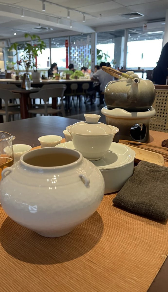 一壺の茶は、新しい物語の一幕であり、味わいを待っている。