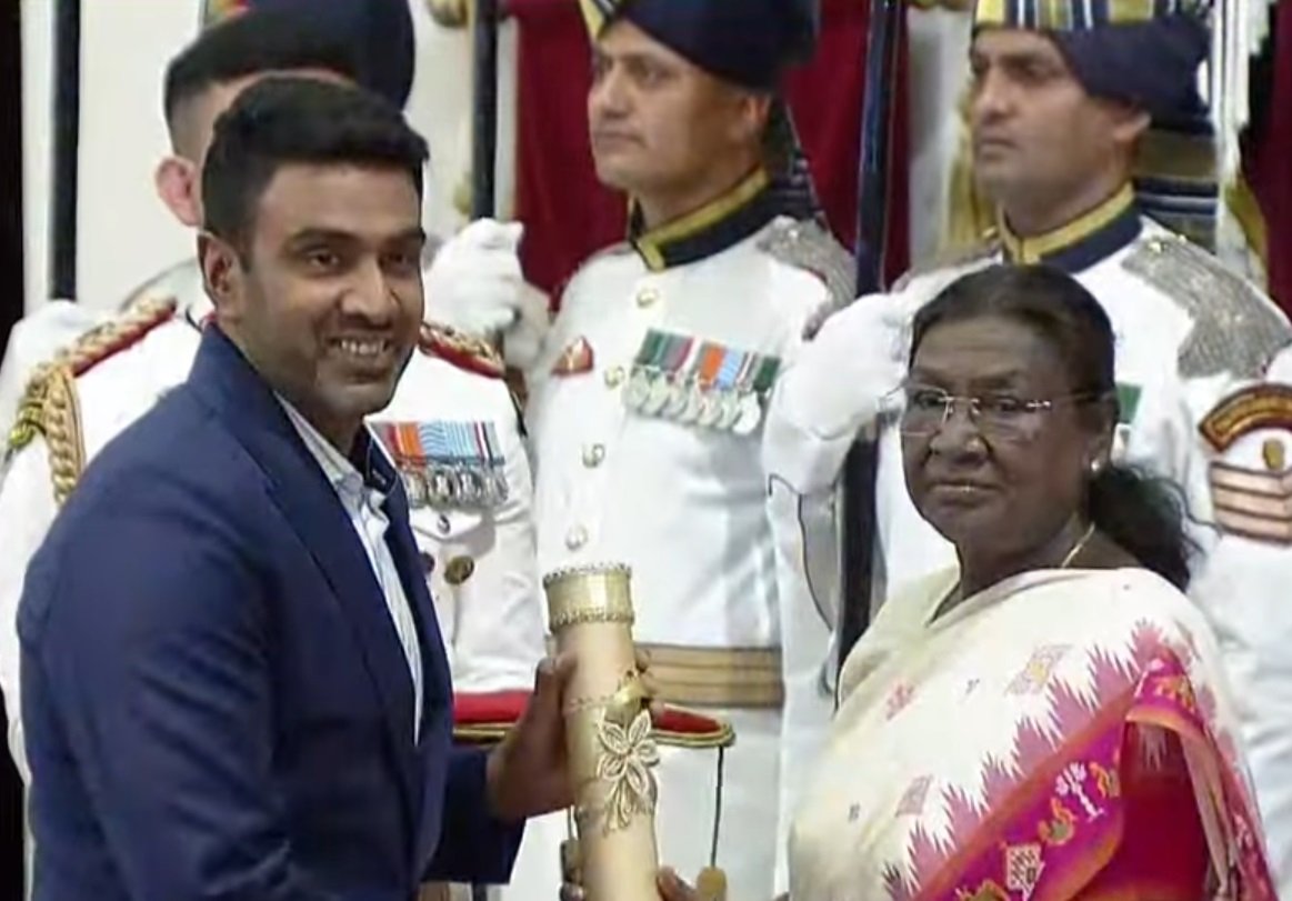 #PadmaAwards2025: #RavichandranAshwin received the Padma Shri Award for his contributions to the field of sports

The off-spinner is the nation’s second-highest Test wicket-taker, with 537 wickets in 106 matches.

#PadmaAwards #Ashwin #Trending #Awards #Cricket