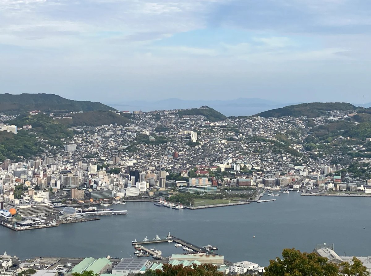 Campbellyosuke's tweet photo. 長崎1泊2日。景色が圧倒的だった編。

高台からの景色
島には猫がいっぱいいた
軍艦島の世界観は村上龍のコインロッカーベイビーズを思い出した https://t.co/xDELzcuSF5