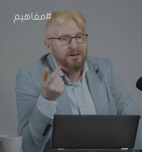ibn_badys's tweet photo. مخطط المجـرم الذي في الصورة لتحريف القرآن وإفساد ثوابت الدين هو من أخـطر المخططات التي اطلعت عليها مؤخرا.

هذا المجـرم هو خليط من شحرور ومحمد فايد ومركز تكوين وأركون مجتمعين:

- يَكفر بالسنة الصحيحة الثابتة.
- يكفر بإجماع الأمة.
- يكفر بما عليه سبيل المؤمنين في فهم الدين.
- يُحرف القرآن عن معناه وعن ظاهره علنا وبمنتهى الوقـاحة بدعوى تفسيره باللسانيات.
- يدعو صراحةً للديانة الإبراهيمية، وهي ديانة ما قبل الدجال والتي تدعمها الماسونية العالمية اليوم بقوة.

- يعبث في باب اللسانيات واللغة حتى يُخرج نصوص القرآن عن مراد الله منها وعما اتفقت عليه الأمة، فمثلاً يقول في أحد مقاطعه أن معنى ذبح إبراهيم لابنه يعني: مجهود إسماعيل الكبير في بناء الكعبة.
وباب التأويل باللغة هو أوسع أبواب الإلحاد في الدين، فالصلاة لغةً تعني: الدعاء، وهكذا نهدم كل ثوابت الدين بالمعنى اللغوي ونتجاهل المعنى الاصطلاحي، وهذا حال كل الفرق الضالة التي أحدثت ما أحدثت في الأمة من فتن وبلايا.

العجيب  أن هذا المجـرم صار له حضور قوي ويمهد لفتنة كبيرة بين شبابنا وبناتنا بإخراجهم عن دينهم وهـدم ثوابت ملتهم.

{وَمَن يُشَاقِقِ الرَّسُولَ مِن بَعْدِ مَا تَبَيَّنَ لَهُ الْهُدَىٰ  وَيَتَّبِعْ غَيْرَ سَبِيلِ الْمُؤْمِنِينَ نُوَلِّهِ مَا تَوَلَّىٰ  وَنُصْلِهِ جَهَنَّمَ ۖ وَسَاءَتْ مَصِيرًا} ﴿١١٥﴾ سورة النساء.

حذِّروا ولو بكلمة من أبالسة آخر الزمان الذي سيخرجون عليكم في ثياب حملان.