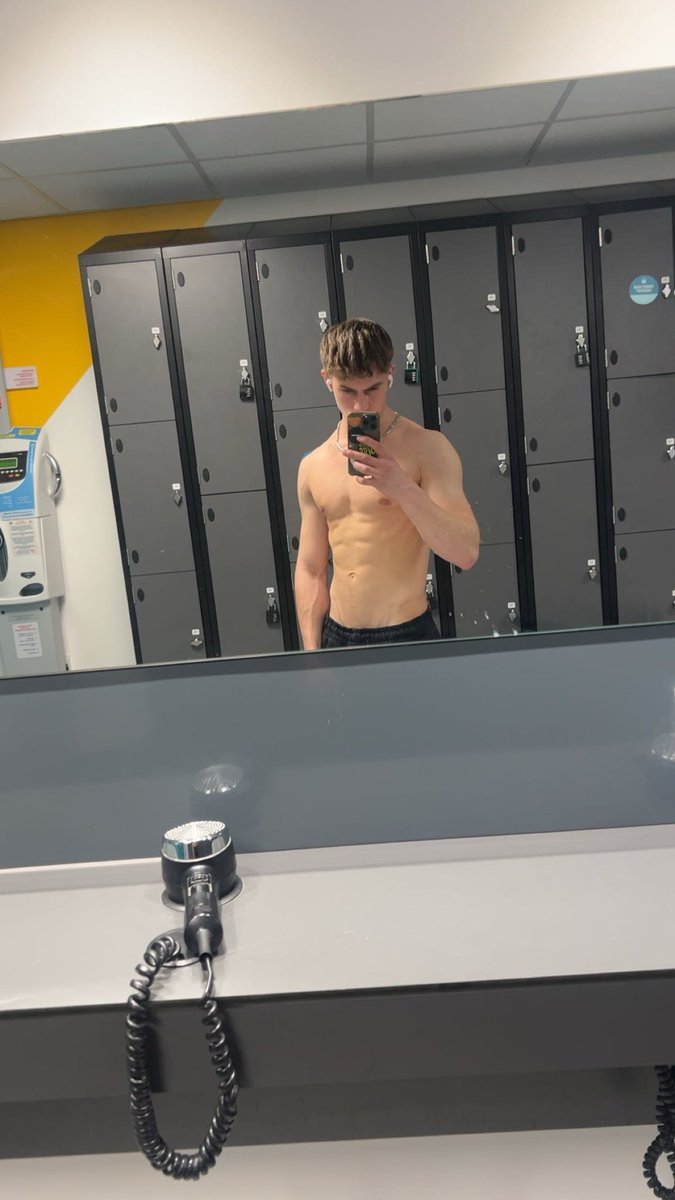 Just an alpha living the alpha life: gym, dominating, eating and sleeping 😉 

#findom #alpha #cashmaster