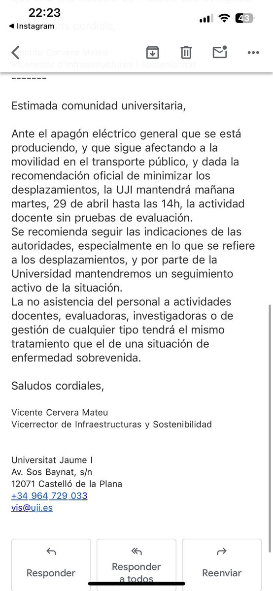 Quiero pensar que es un error de comunicación, porque no se entendería que la UJI haga ir a clase al alumnado sin saber si va a haber clase ya que justifican la inasistencia del personal docente, entre otros. ¿En esa situación no sería lógico justificar también la del alumnado?