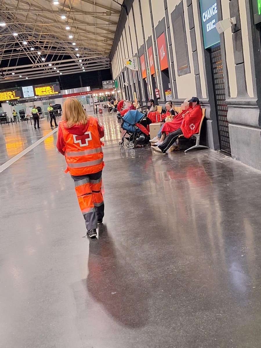 CruzRojaAL's tweet photo. @GVA112 @CruzRojaEsp @CRE_Emergencias @CruzRojaCV En la estación de #Alicante nuestros efectivos están proporcionado mantas y ayuda de emergencia básicas para mitigar la situación de las personas afectadas https://t.co/9g0o6yrGdY