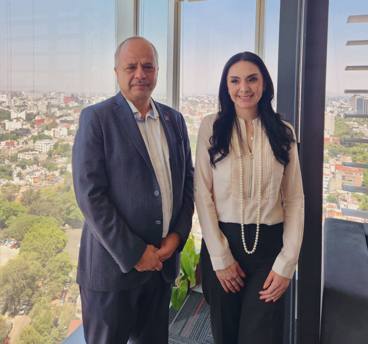 Un gusto recibir en <a href="/SE_mx/">Economía México</a> a la empresaria y  destacada diseñadora mexicana de talla internacional <a href="/FernandezJasive/">jasive.fernandez</a> , con quien hablamos de sumar sus productos al programa #HechoEnMexoco