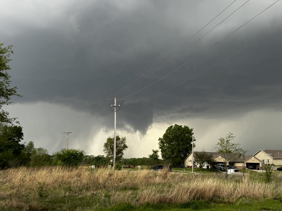 KansasStormSpot's tweet photo. @NWSTopeka storm currently near Junction City at 5:40pm https://t.co/6TzTofXUGk