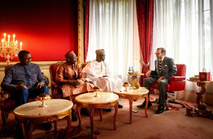 إستقبل اليوم صاحب الجلالة الملك محمد السادس نصره الله. وزراء خارجية دول تحالف الساحل.
النيجر و مالي و بوركينافاسو.
غالبا في العادة يستقبل السيد وزير الخارجية السيد ناصر بوريطة نظرائه.
لكن حين يتدخل جلالة الملك بنفسه، فاعلم أن أن هناك ملفات كبرى.
هنا الرسالة واضحة 🇩🇿