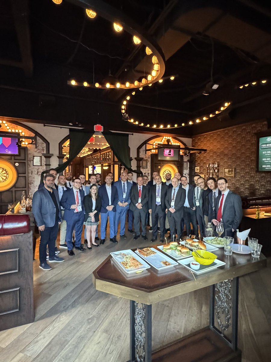 DrAlbert's tweet image. Amazing time spent with our alumni, fellows, residents and friends who joined the @AUBMC_Official Urology #AUA25 gathering! 
It’s such a pleasure to witness the growing representation of our alumni in the best US programs and listen to their success stories.@AUB_FM @AUB_Lebanon