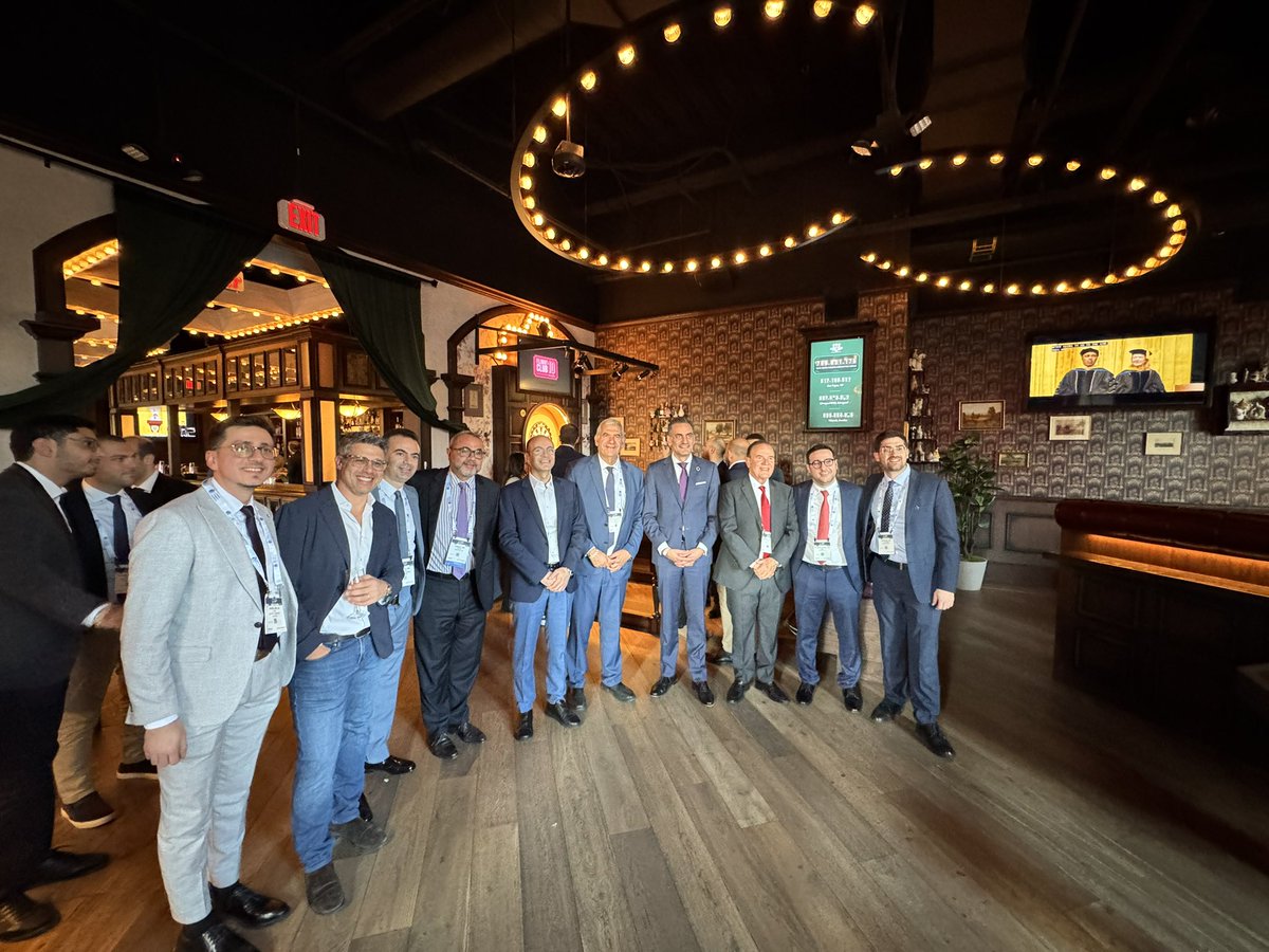 DrAlbert's tweet image. Amazing time spent with our alumni, fellows, residents and friends who joined the @AUBMC_Official Urology #AUA25 gathering! 
It’s such a pleasure to witness the growing representation of our alumni in the best US programs and listen to their success stories.@AUB_FM @AUB_Lebanon